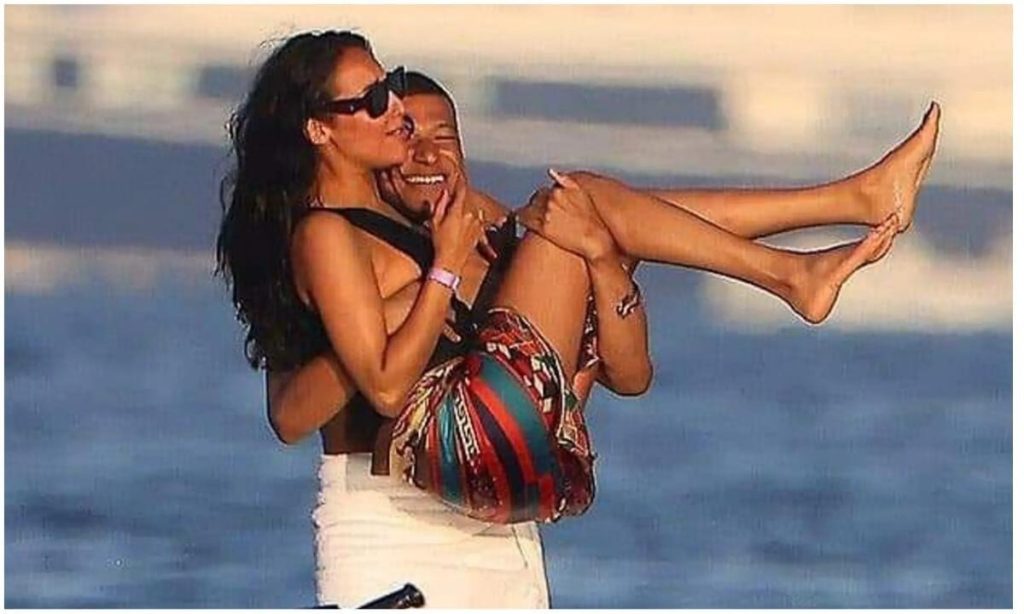 mbappe namorada​